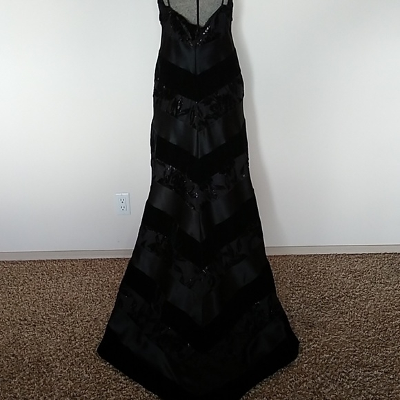 Dress - Picture 2 of 7